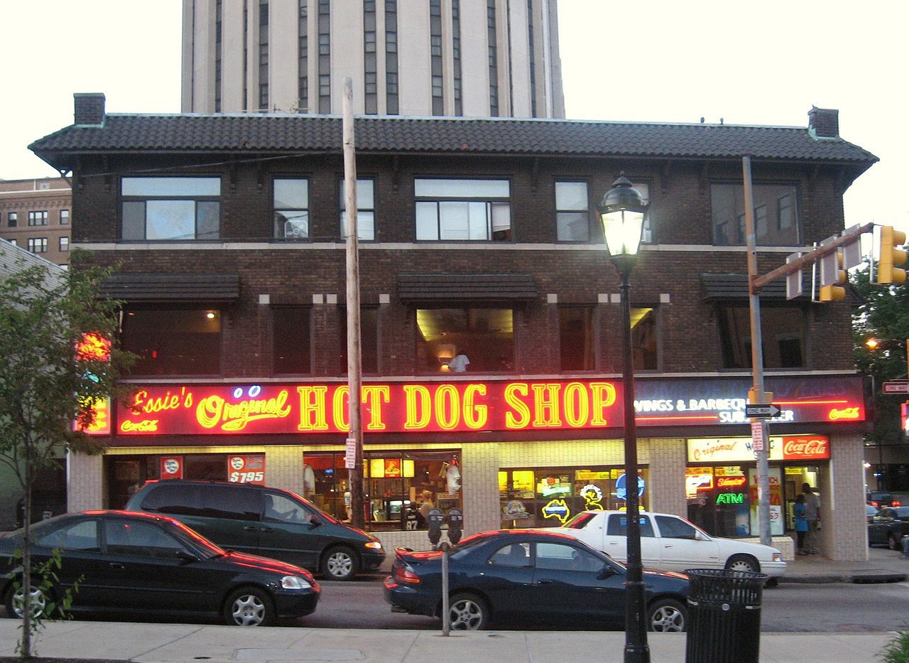 1280px-TheDirtyOinOakland.jpg